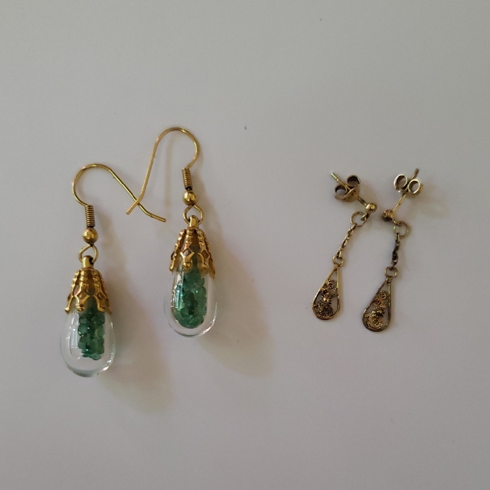 2 pairs of vintage earrings - 1 pair gold filigree + 1 pair emerald chips UNIQUE
